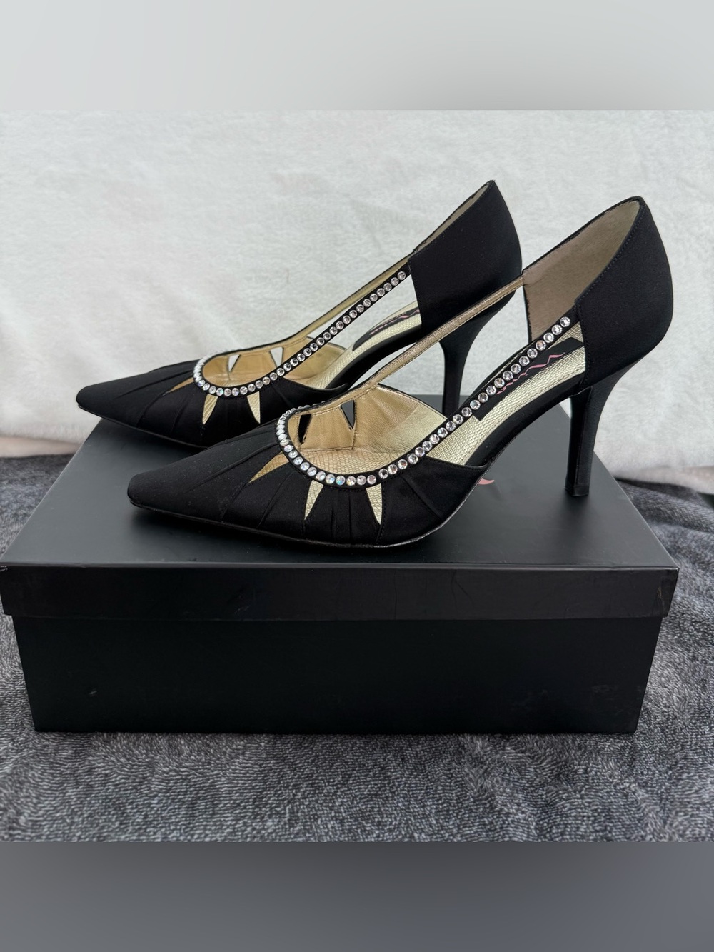 Nina New York Hedy-LS black luster satin pointed-toe pumps Size 7.5 Rhinestones